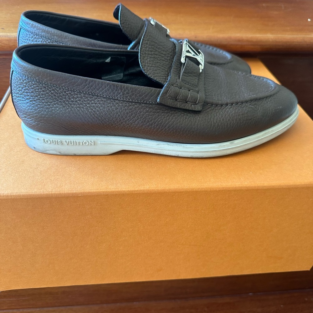 100% authentic Louis Vuitton Estate Loafer Men’s Size 7.5 - Picture 2 of 6